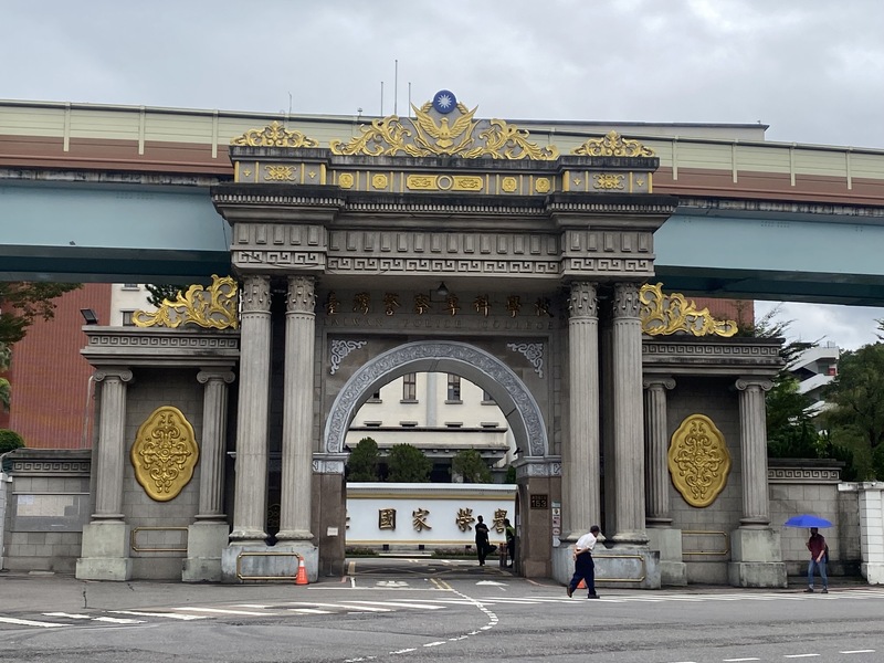 台灣警察專科學校8日晚間表示，有學生日前在射擊課進行實彈射擊時，因未遵循安全守則，導致子彈貫
穿左手掌，所幸送醫後無礙，未來將強化現有訓練機制與安全程序。圖為警專外觀。