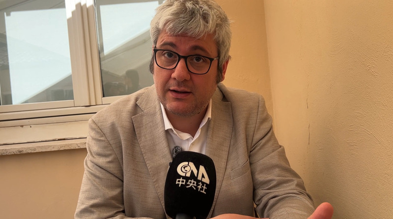 義大利國際事務機構(IAI)資深研究員李澳林(Aurelio Insisa)8日談到國民黨主席鄭麗文訪中，直指是中國對台再次操縱資訊戰的案例。