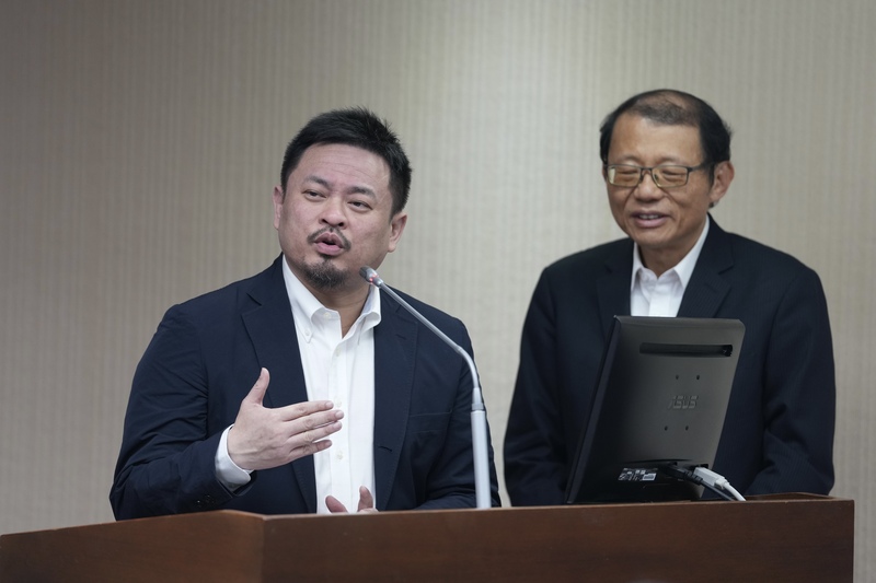 立法院社福及衛環委員會9日邀勞動部長洪申翰（左）等單位專題報告「防制強迫勞動與公平招募：台灣移工制度接軌國際人權與供應鏈治理」，並備質詢。