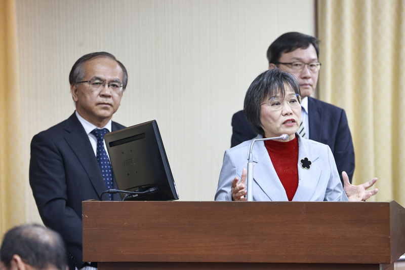 內政部長劉世芳（前右）9日與交通部次長陳彥伯（前左）、國土管理署署長蔡長展（後）一同列席立
法院內政委員會，針對立委質詢市區人行道普及率相關議題進行答詢。
