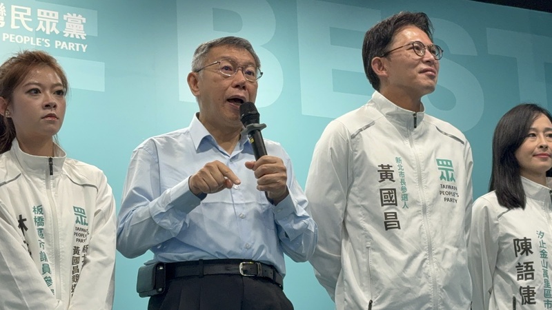 民眾黨立委李貞秀近期爭議不斷，創黨主席柯文哲（左2）9日出席民眾黨新北市長參選人黃國昌（右
2）競選影片發布記者會，面對媒體詢問表示，給李貞秀一點時間。