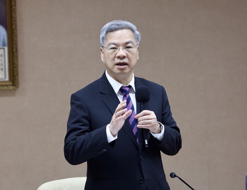 經濟部長龔明鑫9日表示，不會將美國「強迫勞動產品」清單照單全收，而是經過實際審查才做決定。

