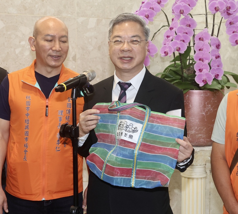 ED
塑膠袋平價專案　經濟部：優先供應內袋
經濟部長龔明鑫（右）9日在經濟部與市場、夜市代
表面對面對談塑膠製品影響現況，龔明鑫表示，由於
外袋可用環保袋代替，內袋的取代性較外袋低，塑膠
袋平價專案將會優先製造內袋。
中央社記者張皓安攝　115年4月9日
