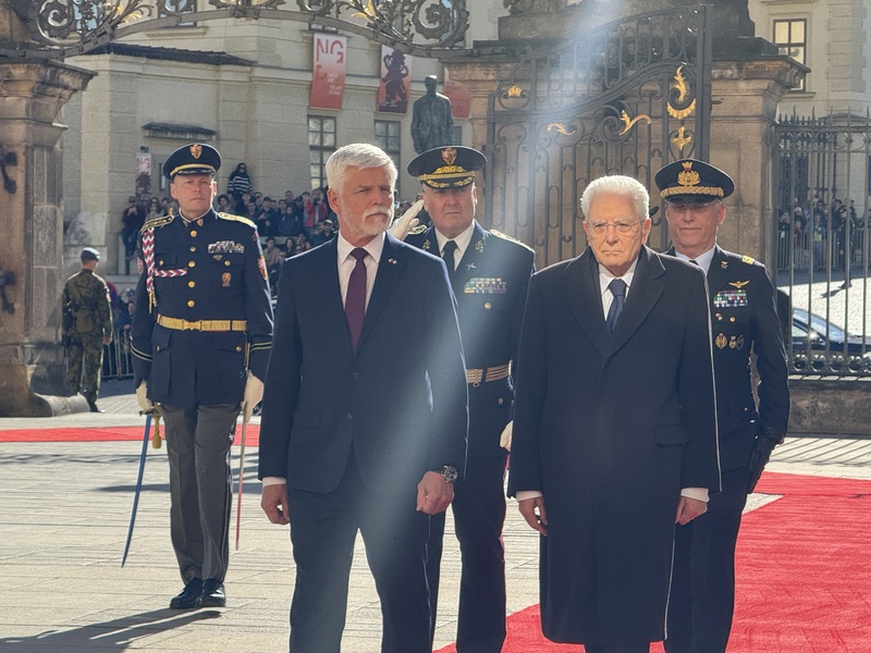 義大利總統馬達雷拉（Sergio Mattarella，右）抵達捷克首都布拉格，展開為期2天的訪問，並在布拉格城堡受到隆重的接待，與捷克總統帕維爾（Petr Pavel，左）會面討論經貿安全議題。
