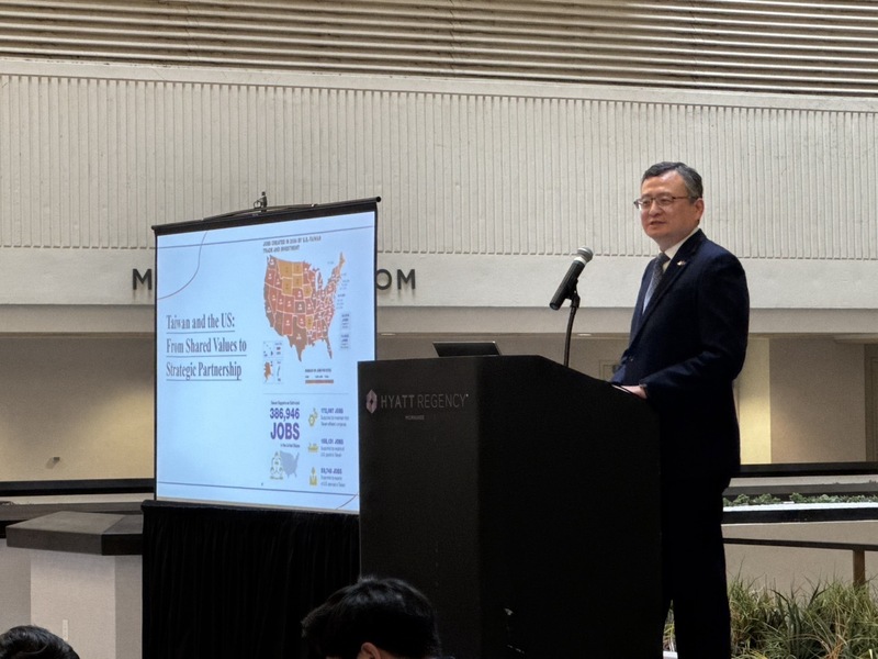 駐芝加哥辦事處長類延峰，9日在密瓦基市舉行的2026年美國「國防產業基礎年會」閉幕午宴發表專題演說。
（駐芝加哥辦事處提供）