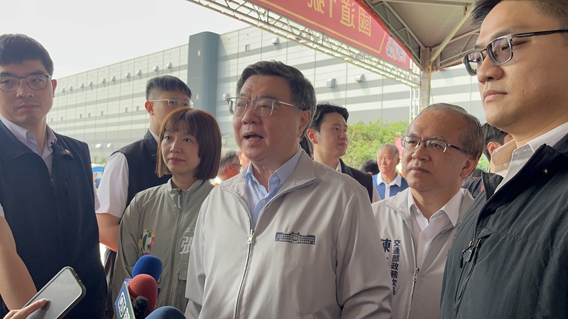 鄭習會10日在北京舉行，行政院長卓榮泰11日出席「國道1號甲線新建工程」動土祈福典禮受訪表示，中華民國的主權、台灣的前途跟自由民主，變成國民黨主席鄭麗文拿去玩火的策略手法。