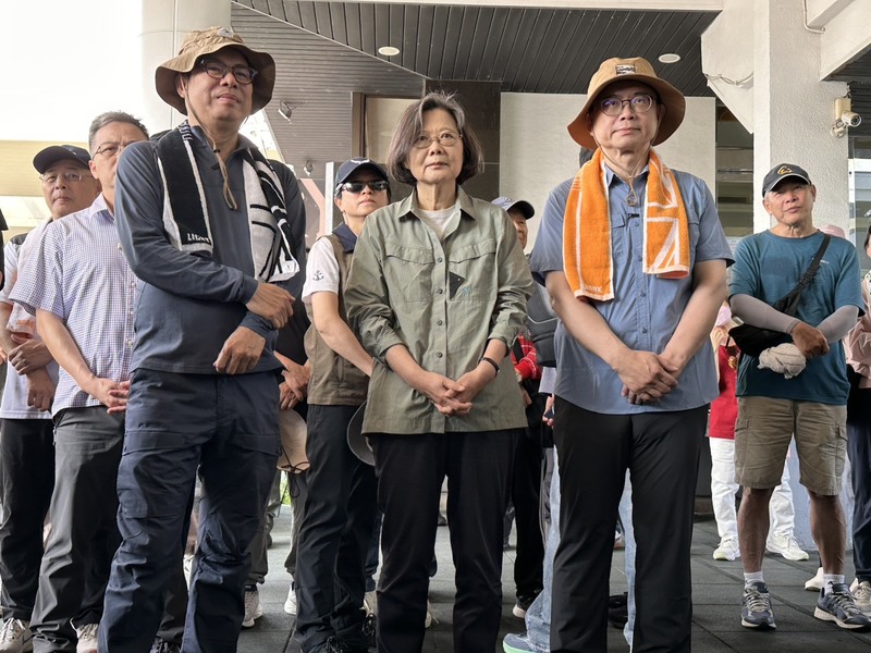 前總統蔡英文（前中）11日一早現身高雄，與高雄市長陳其邁（前左）、民進黨高雄市長參選人賴瑞隆（前右）一起到果嶺自然公園健走，行程前蔡英文先聆聽公園簡報。
