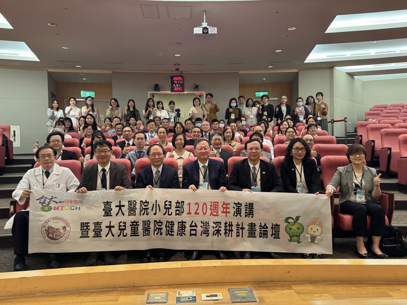 台大醫院小兒部成立120週年，衛福部長石崇良（前右3）11日宣布盤點給付標準，今年將調高兒科診療等費用，且「2倍不是夢」，最快7、8月上路。資料照片。