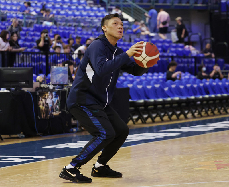 台灣職籃P.LEAGUE+ 台北富邦勇士隊球星「野獸」林志傑引退賽11、12日在台北小巨蛋舉行。圖為林志傑賽前與隊友一起練球備戰。