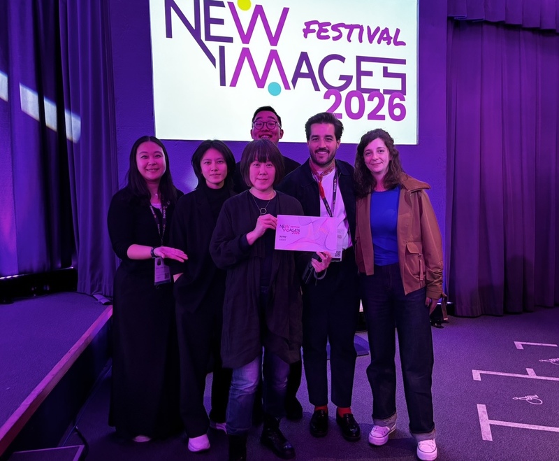 台灣導演陳芯宜（前排中）的作品「雲在兩千米」在巴黎新影像藝術節拿下TUMO創意科技中心獎（TUMO Award）。（行者影像文化有限公司提供）