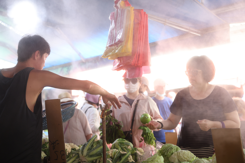 經濟部日前推出塑膠袋平價專案，預計本週起陸續鋪貨進入市場。(圖 : 中央社)
