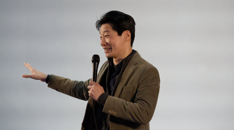 台灣駐芬蘭代表林昶佐受邀出席「藝術作為和平工具」座談。他以音樂人與外交官的多重身分指出，藝術具備連結靈魂的力量，能達成政治語言難以觸及的深層對話。