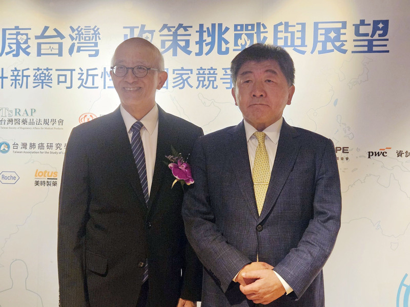 行政院政務委員陳時中（右）12日下午出席「健康台灣政策挑戰與展望」論壇，對於媒體詢問有關中國提出台灣食品業優惠策略一事表示，不能只看到表面的優惠就認為一定是利多，未來整體規劃仍須多加留意。