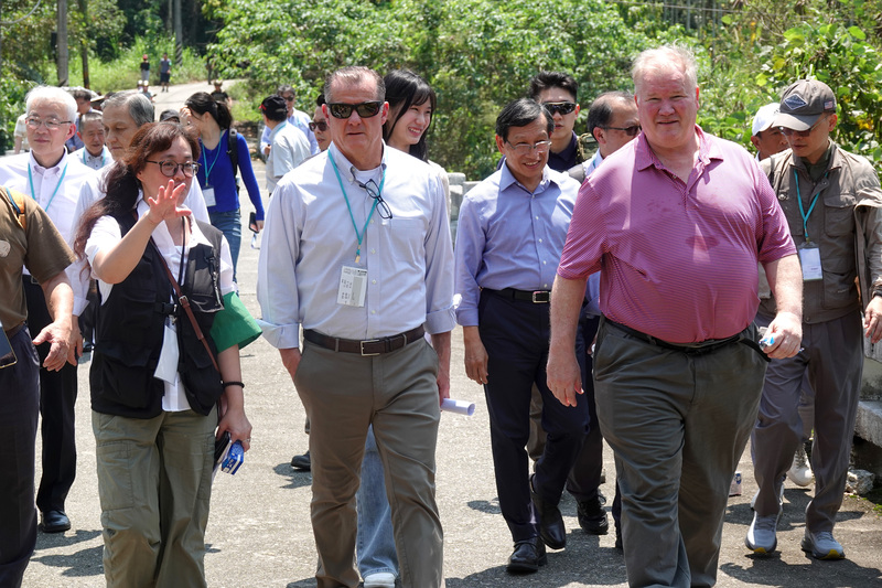 前美國陸軍上將佛林（前中）、前美國退役海軍少將蒙哥馬利（前右）12日赴南投中寮觀察福和會2026民防聯訓，由聯訓召集人、總統府全社會防衛韌性委員會委員劉玉皙（前左）解說演訓概況。
