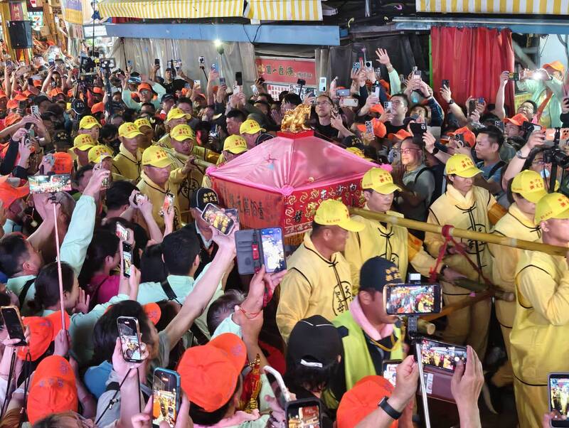 苗栗通霄白沙屯拱天宮媽祖徒步往北港朝天宮進香13日凌晨起駕出發，大批信眾簇擁「粉紅超跑」鑾轎展開8天7夜宗教之旅。