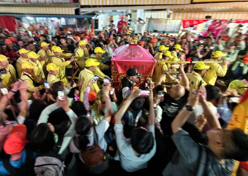 苗栗通霄白沙屯媽祖徒步往北港進香13日凌晨起駕，
「粉紅超跑」鑾轎自拱天宮出發，率領逾46萬報名的
香燈腳展開8天7夜行程。