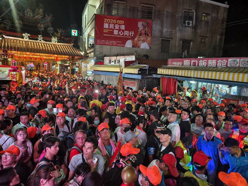 苗栗縣通霄鎮白沙屯拱天宮媽祖進香隊伍12日起駕，醫師提醒民眾要記得多喝水與休息，不要勉強。

