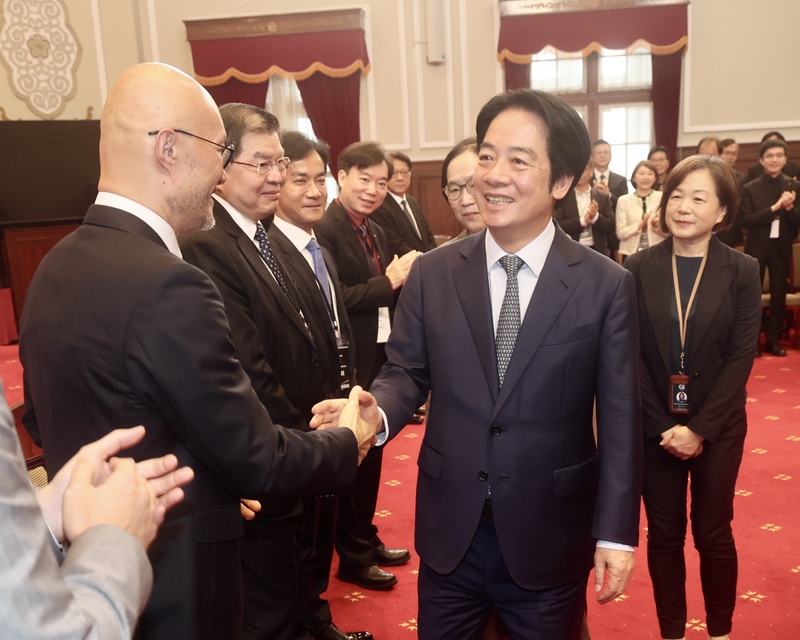 總統賴清德（前右）13日在總統府接見「第3屆IT Matters Awards」獲獎者及評審團，逐一握手致意，肯定得獎人運用科技改變社會，促進台灣資訊科技發展。

