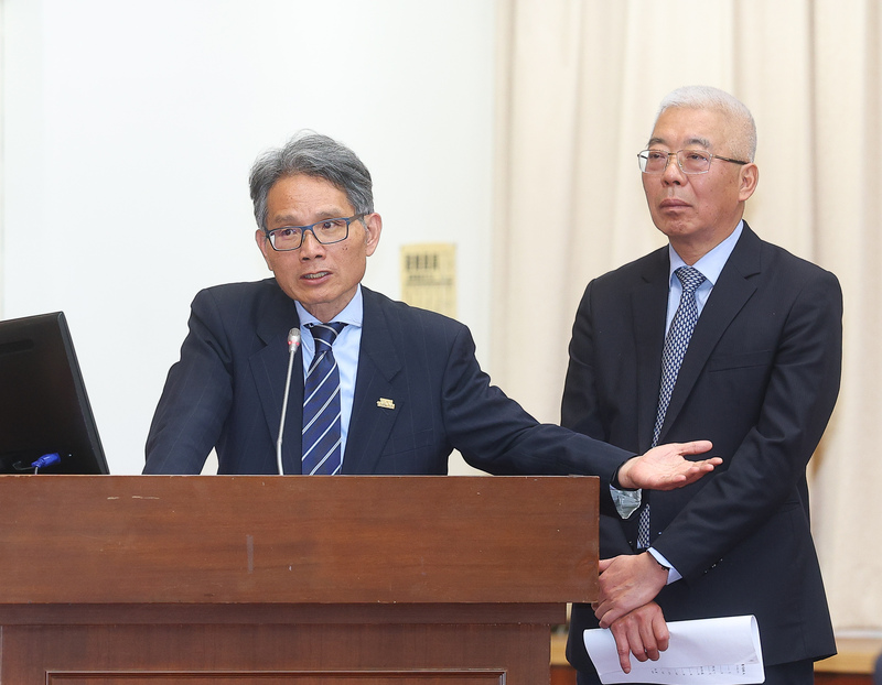 經濟部次長賴建信（左）、中油公司董事長方振仁（右）13日列席立法院財政委員會，答覆立委關切國內油價、塑膠袋供應等議題。

