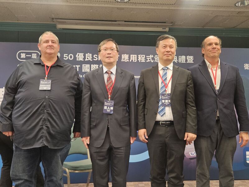 衛生福利部舉辦首屆「台灣50」優良SMART應用程式頒獎典禮暨SMART SUMMIT國際論壇，次長莊人祥（左2）、資訊處長李建璋（右2）等人出席國際記者會，分享推動醫院電子病歷互通的進展與挑戰。

