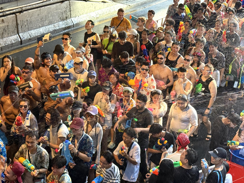 每年4月13日到15日是俗稱潑水節的佛教新年宋干節（Songkran），為泰國重要的節慶之一，全國放假，
人們會在這段期間互相潑水祈福，或到寺廟以聖水浴佛。圖為曼谷市區。