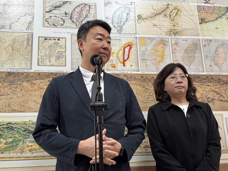 針對中國提出的對台10大措施，交通部長陳世凱(左)15日在立法院接受媒體聯訪表示，希望中國不要把觀光當作政治前提的作為，開心就遞出橄欖枝，不開心就變成棍子。