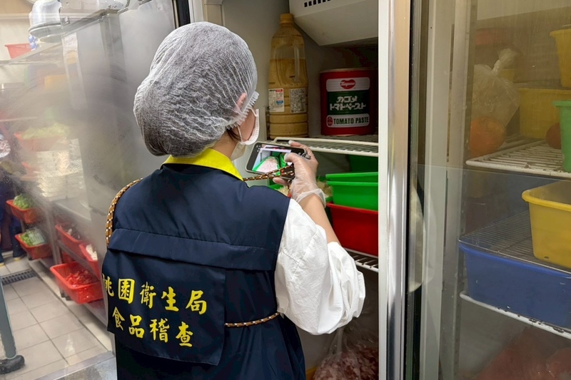 桃園便當店日前發生疑食品中毒事件，圖為衛生局派員到店家稽查食材情況。（桃園市政府衛生局提供）
