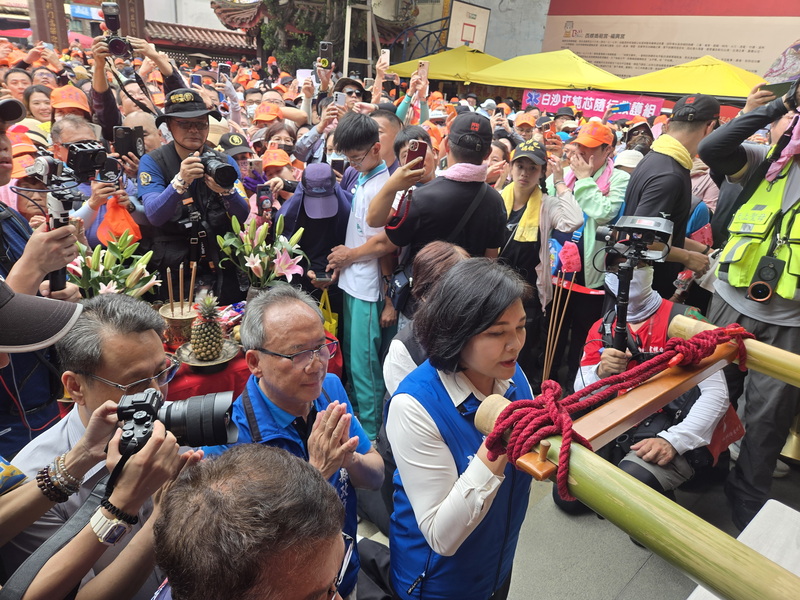 苗栗通霄白沙屯拱天宮媽祖徒步往北港朝天宮進香活動進入第3天，15日中午在西螺福興宮停駕，雲林縣
長張麗善(前中)前往參拜。（雲林縣政府提供）