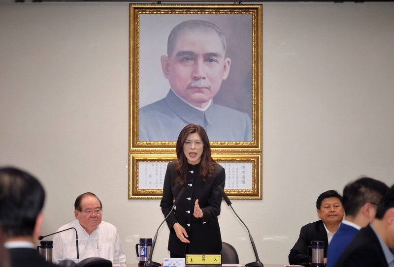PD
鄭麗文主持中常會　報告訪中行成果
國民黨主席鄭麗文（中）15日下午在國民黨中央黨部
主持中常會，報告訪中行成果，同時祝福總統賴清德
出訪友邦順利。
中央社記者王飛華攝　115年4月15日
