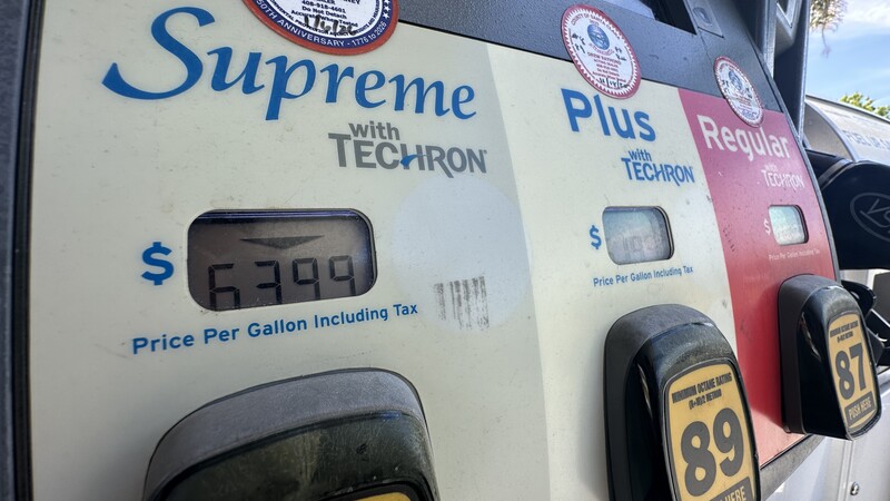 圖：北加州汽油站。伊朗戰爭推高油價，美國加州汽油平均每加侖逼近6
美元，高於全美，部分加油站價格更高。中央社記者張欣瑜舊金山攝115年4月16日
