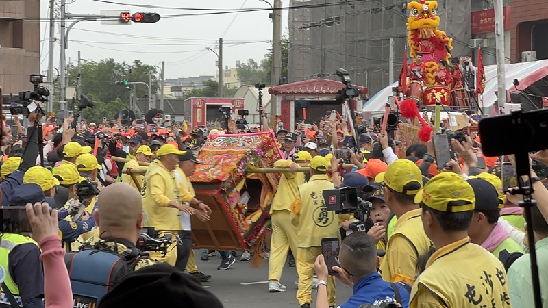 苗栗通霄白沙屯拱天宮媽祖徒步進香，16日上午抵達雲林縣北港鎮，在數十萬信眾簇擁之下入廟。

