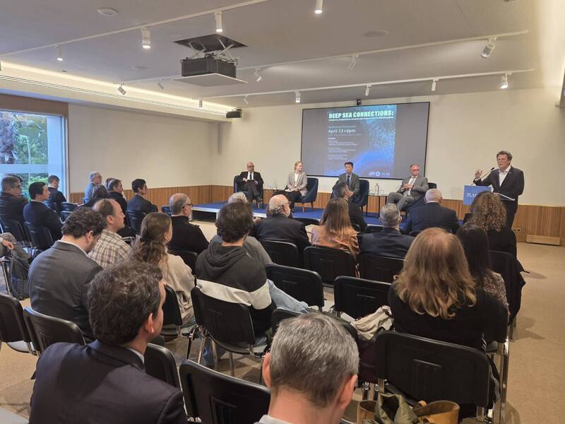 葡美發展基金會(FLAD)與美國駐葡大使館13日舉辦海底電纜座談會，邀台灣網路資訊中心董事長黃勝
雄(台上左3)等專家與談。（駐葡萄牙代表處提供）