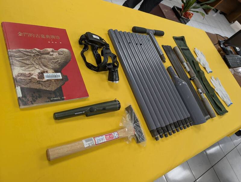 金門縣定古蹟「陳顯墓」日前被發現疑遭破壞，金湖警分局循線鎖定李姓男子涉有重嫌，專案小組15日會同彰化警方拘捕李男到案，在其住處發現探針、洛陽鏟及金門古墓相關研究書籍等物證。
