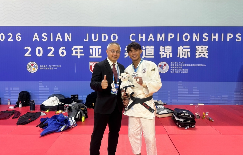 台灣「柔道男神」楊勇緯(右)16日在中國舉辦的2026亞洲柔道錦標賽，於男子60公斤級金牌戰吞敗，以銀
牌作收，教練劉文等(左)仍肯定愛徒整體表現。（教練劉文等提供）