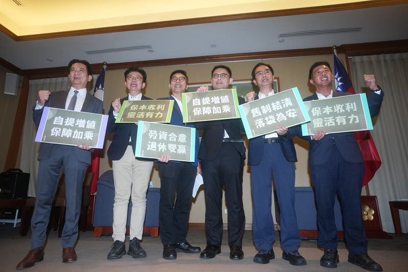 民進黨立委賴瑞隆（右3）17日偕同黨籍立委李昆澤（右2）、林俊憲（左）、郭國文（左2）、許智傑
（右）、鍾佳濱（左3）等共同舉行記者會，呼籲啟動純舊制勞工權益改革，建立銜接機制，保障勞工退休生活。