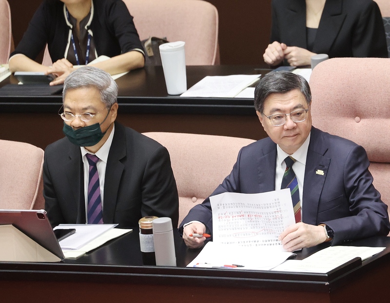 CD
卓榮泰立院施政方針並備詢
行政院長卓榮泰（右）17日上午赴立法院進行施政方
針及施政報告並備詢，左為經濟部長龔明鑫。
中央社記者郭日曉攝　115年4月17日

