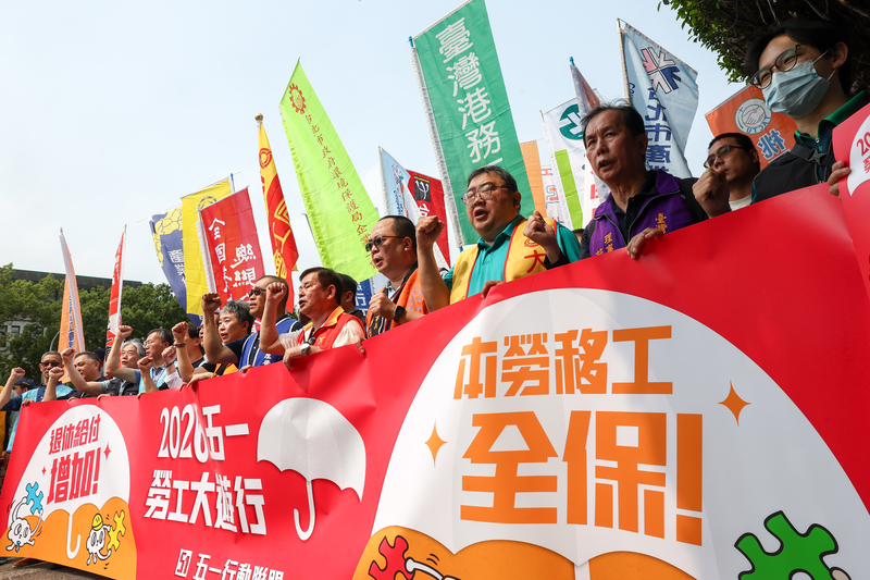 五一行動聯盟17日在凱達格蘭大道舉行記者會，高喊「退休給付，增加！本勞移工，全保！」等口號，並號召全體勞工上街參與2026五一勞工大遊行。