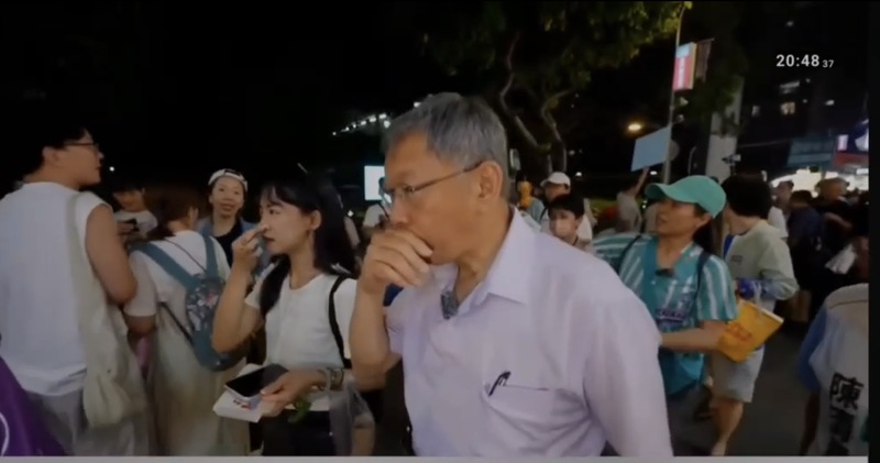 台灣民眾黨創黨主席柯文哲17日晚間陪同黨籍台中市議員參選人劉芩妤前往逢甲夜市掃街時，疑遭噴灑辣椒水。資料照。(劉芩妤提供)