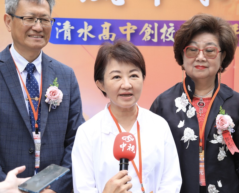 柯文哲掃街遭不明人士噴辣椒水，台中市長盧秀燕（中）責成警方加速偵辦。
