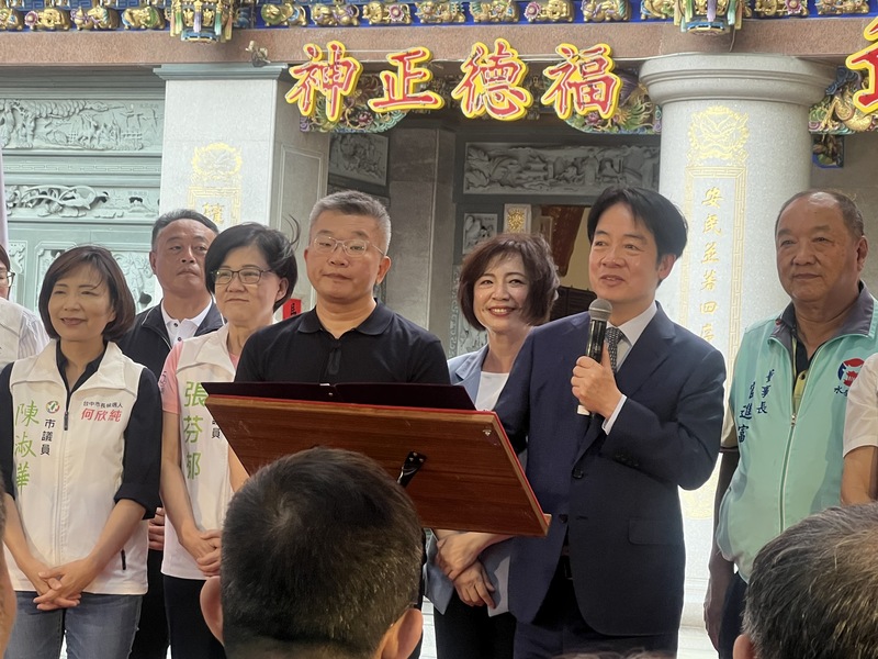 賴清德總統（右2）18日到台中市水安宮參香，並發表談話。