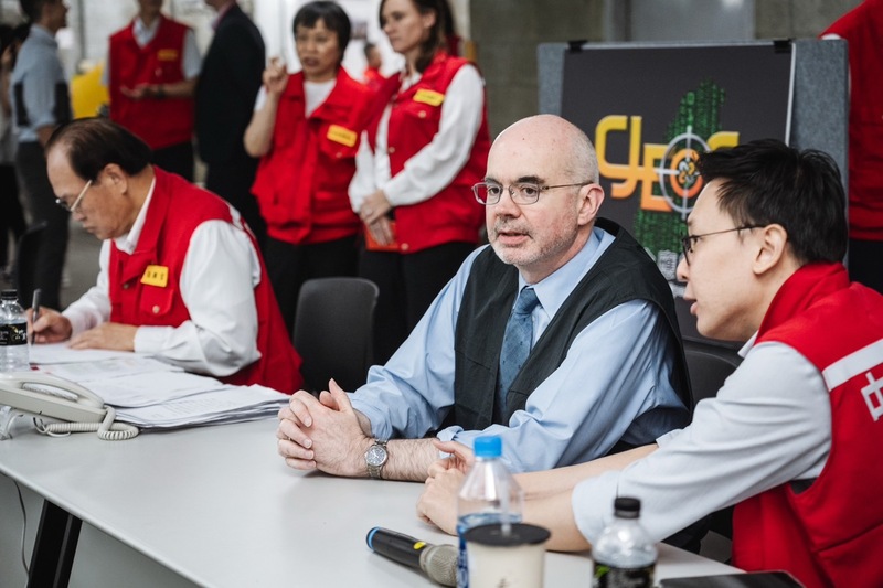 漢光42號電腦兵推結合中央聯合應變中心演練於4月12日至21日展開，美國在台協會處長谷立言（圖左二）率團隊實地觀摩。（國安會提供）