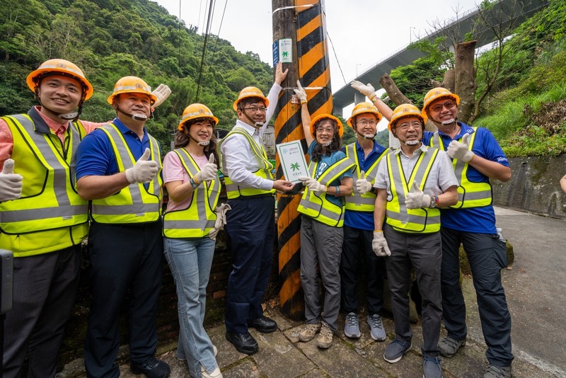 台電攜手千里步道協會，於淡蘭古道、樟之細路與山海圳等3條國家級綠道沿線電桿，掛設專屬識別引路指示牌，18日於新北市石碇國小後方的石碇幹電桿舉行揭牌儀式。（台電提供）
