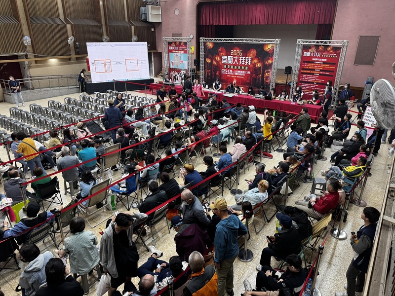 宜蘭年度宗教盛事「宜蘭大拜拜」將在5月1日登場，宜蘭市公所19日上午8時在市民活動中心開放辦桌訂
購，現場湧入排隊人潮，410桌佳餚在82分鐘內全數售罄。（宜蘭市公所提供）