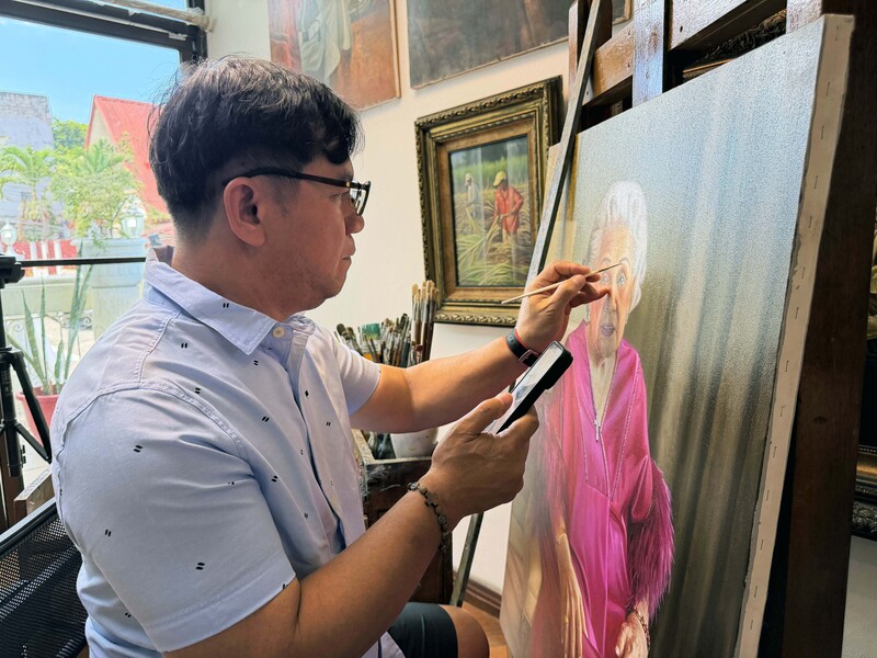菲律賓寫實派人物畫家殷帕斯（Jun Impas），善於繪畫平凡人的日常生活，呈現「平凡之美」。