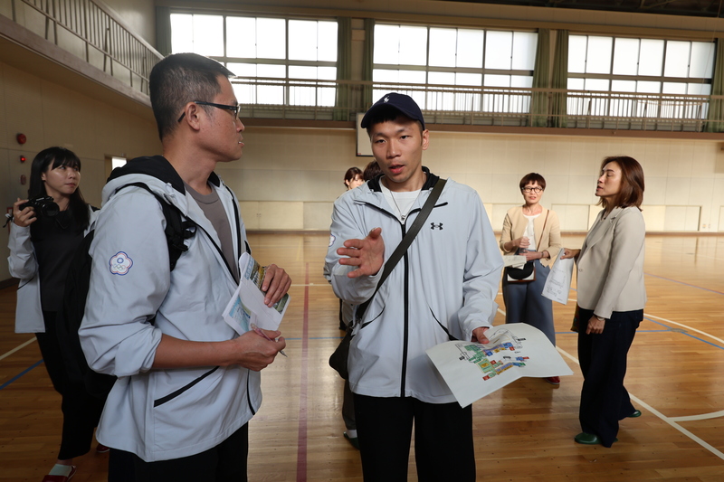 2026名古屋亞運舉辦日期為9月19日至10月4日，其中名古屋區中繼站設置在御園小學，運動部長李洋（前
右）20日前往視察，持設計圖提出意見。（中華奧會
提供）
