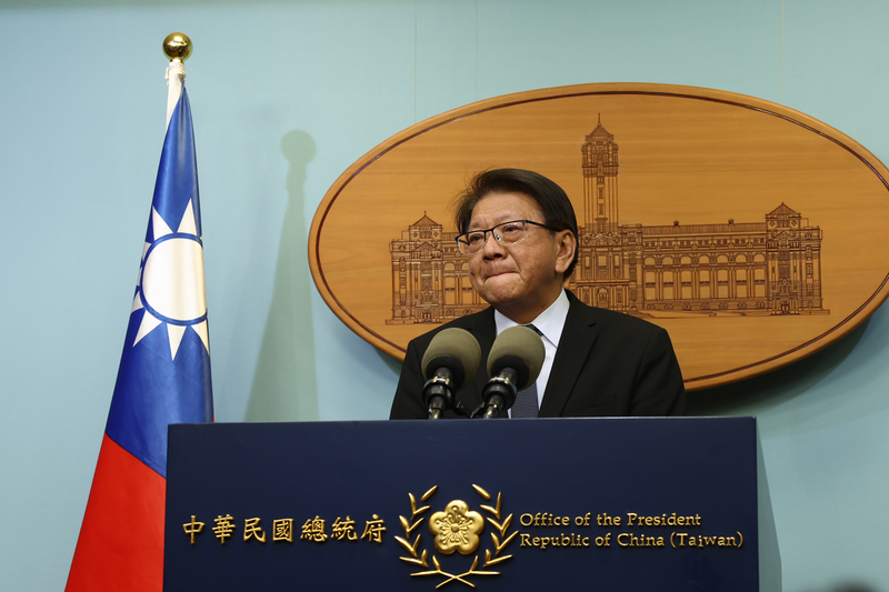 PD
府：賴總統出訪遭中國干擾暫緩（1）
總統府21日晚間舉行臨時記者會，秘書長潘孟安
（圖）說明，總統賴清德原定出訪非洲友邦史瓦帝尼
王國，受中國施壓影響，專機航程途經的塞席爾、模
里西斯、馬達加斯加等3國臨時取消飛航許可，經國
安團隊慎重評估，決定行程暫緩。
中央社記者王騰毅攝　115年4月21日
