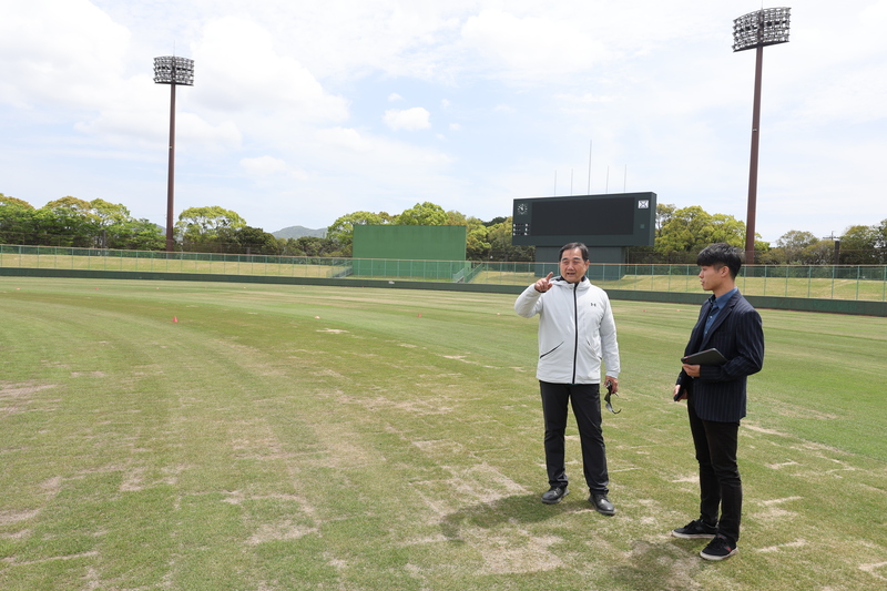 運動部與中華奧會籌組亞運參訪團，22日考察棒球決賽場地豐橋市民球場；中華棒協選訓委員主任葉志仙
（左）仔細勘查球場每個角落。（中華奧會提供）