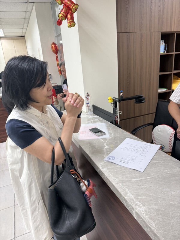 遭民眾黨開除黨籍的陸配李貞秀（左）22日現身立法院收發室，表示希望將行政訴訟起訴狀交給立法院長韓國瑜。