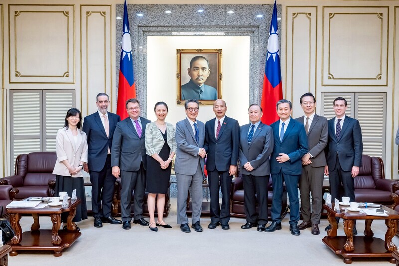 立法院長韓國瑜22日接見華府智庫訪團，表示將協助各黨凝聚共識，推動審議國防特別預算條例。（立法院提供）