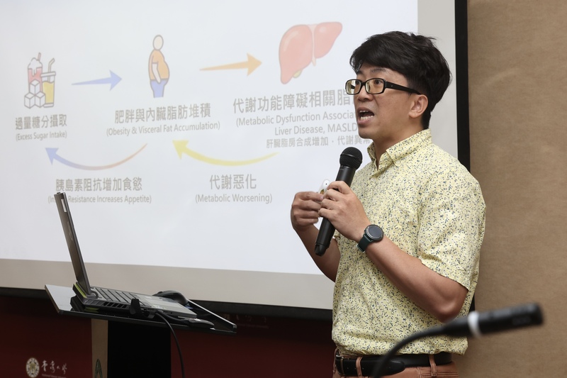 台大公衛「台灣手搖飲大揭密! 攝取行為、糖分與甜味劑含量全解析」 23日在台北舉辦記者會，揭示台灣手搖飲成分及其公共衛生意涵。描繪出民眾在手搖飲消費上的情境，為飲食健康政策與風險溝通提供科學依據。圖為副教授羅宇軒說明研究成果。